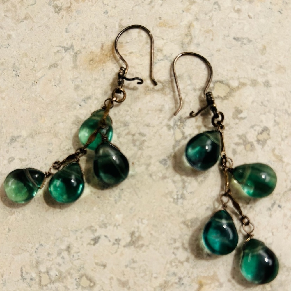 Green fluorite dangling cluster earrings with French hooks - Vintage